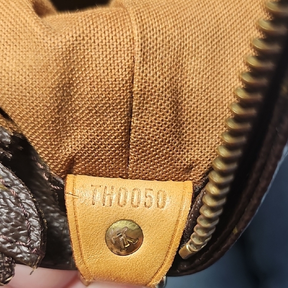 Louis Vuitton Cabas Mezzo Monogram Tote - Picture 10 of 10